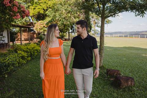 Ensaio descontraído e leve com imagens que remetem ao amor e a tranquilidade do casal. '