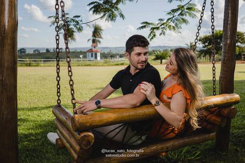 Fotografia de ensaio de casal realizado na Capela Santo Antônio em Arapuá-MG.'