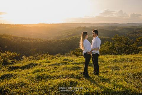 Foto de casal no pôr do sol, realizado pelo fotógrafo profissional Lucas Sato-Fotografia.'