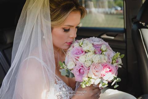 Buquê da noiva durante a cerimônia religiosa realizada no Espaço Family em São Gotardo MG.'