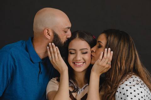 Amor incondicional dos pais durante o Ensaio de 15 anos no estúdio Lucas Sato-Fotografia.'