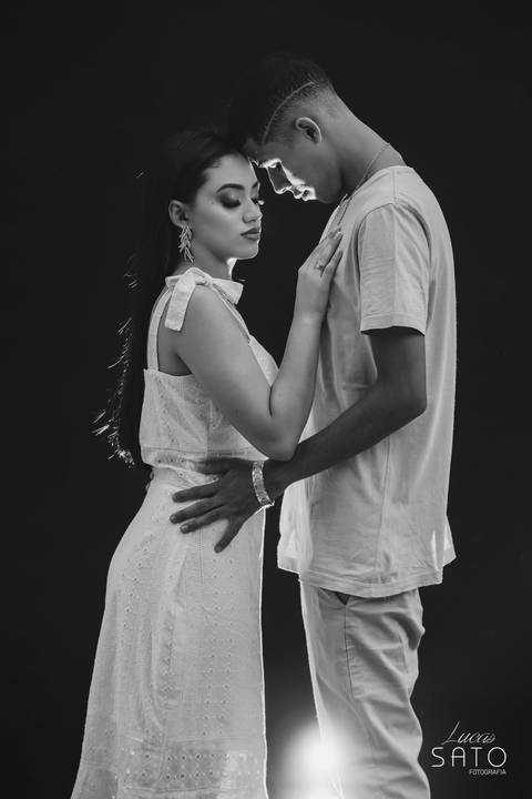 Ensaio no estúdio em São Gotardo-MG. Ensaio de fotos de casal e família no estúdio profissional Lucas Sato em São Gotardo-MG.'