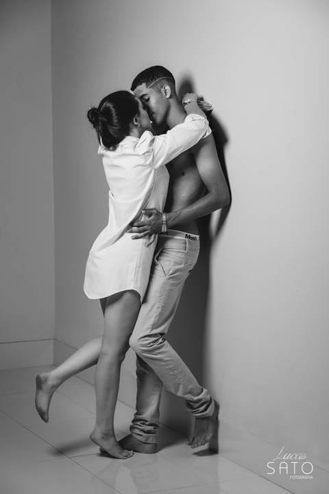 Ensaio de casal sexy e lindo realizado no Estúdio Fotográfico Lucas Sato localizado no município de São Gotardo-MG.'