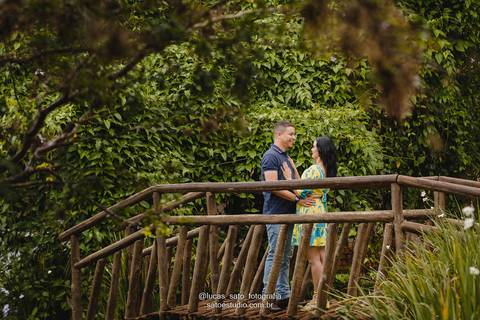 Foto espontânea de casal durante o Ensaio Pre wedding realizado na Pousada Avalon em Patos de Minas-MG.'