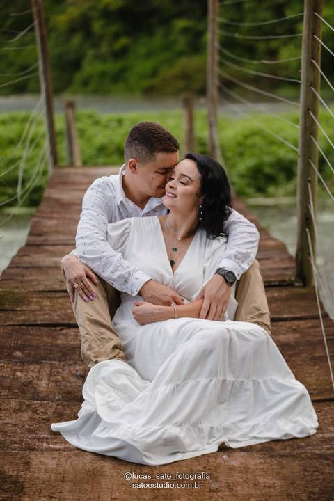 Foto de casal durante ensaio de casal na ponte da Pousada Avalon em Patos de Minas.'