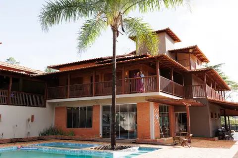 Sítio Águas de Março, localizado no município de São Gotardo-MG. Sítio para Recepção de Casamento com 3 quartos para hóspedes pernoitarem.'