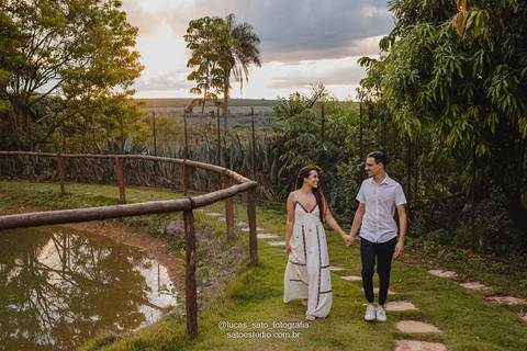 Foto espontânea de casal durante ensaio Pré wedding realizado no Sítio Águas de Março localizado no município de São Gotardo-MG'