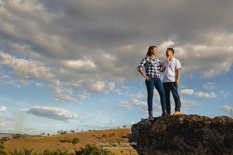 Foto de Casal no alto da pedra na região de São Gotardo-MG. Local de geografia rica em pedras e paisagem de cerrado.'