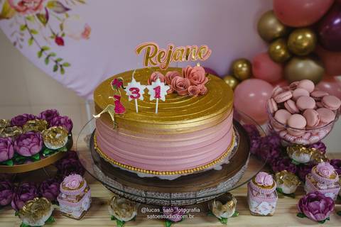 Bolo personalizado para recepção de 31 anos nas cores rose e dourado.'