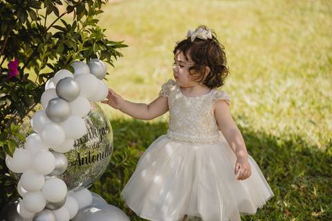 Vestido branco para batismo. Fotografia profissional Lucas Sato de São Gotardo-MG.'