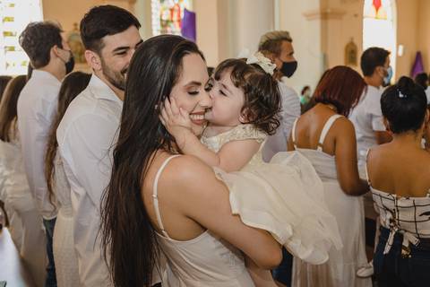 Momento fofo durante o Batismo da Antonella, realizado na Igreja Matriz de São Gotardo-MG.'