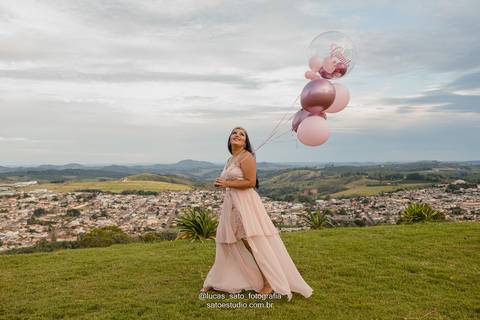 Ensaio de 16 anos com balões personalizados com nome. Fotógrafo profissional de ensaio, Lucas Sato da cidade de São Gotardo-MG.'