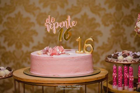 Bolo para festa de 16 anos da Camila da cidade de Campos Altos-MG.'