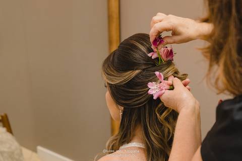 Produção de cabelo com flor no detalhes, realizado no Salão da Zezinha localizado no município de São Gotardo-MG'