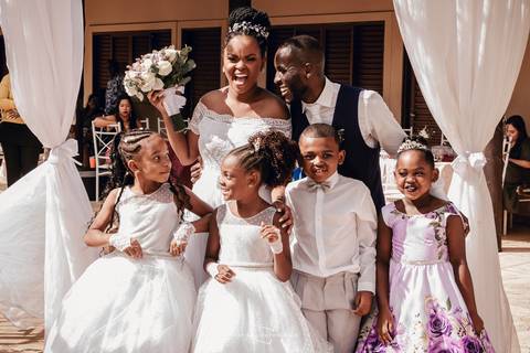 cumprimento dos padrinhos e pais na cerimonia de casamento dos noivos rafaela e raphael apartamento em araraquara-sp pajem e daminha crianças na cerimonia'