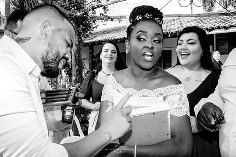 gravata e sandalia no dia do casamento noiva passa gravata no dia do casamento com noivo'