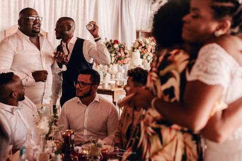 gravata e sandalia no dia do casamento noiva passa gravata no dia do casamento com noivo'