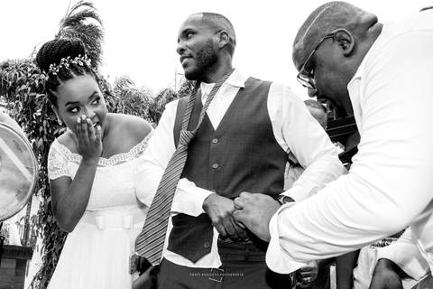 gravata e sandalia no dia do casamento noiva passa gravata no dia do casamento com noivo'