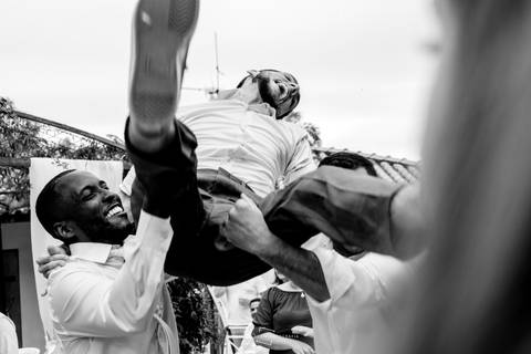 cueca do noivo na gravata um caso a parte noivos sempre perdem a cueca no dia do casamento. noivo sendo jogado pra cima no casamento'