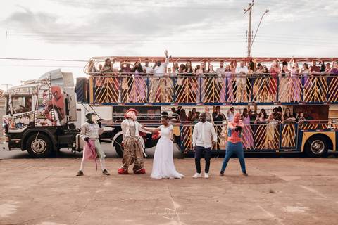 balada na carreta furacão em araraquara no dia do casamento e fotografa de casamento faz fotos criativas desse momento que foi presente das madrinhas para eles'