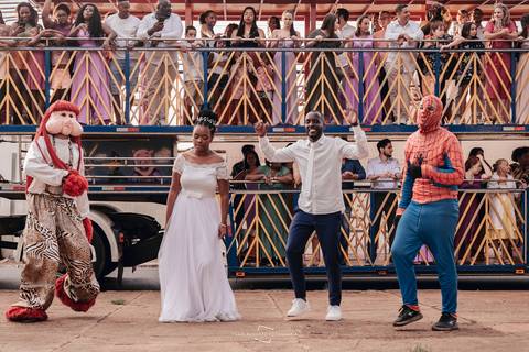 carreta furação no dia do casamento em araraquara passeia pela cidade e fotógrafa registra todos os momentos apartamento raphaela influencer em araraquara apartamento carreta furacão personagens divertimento na festa de casamento'