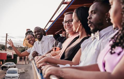 carreta furação no dia do casamento em araraquara passeia pela cidade e fotógrafa registra todos os momentos apartamento raphaela influencer em araraquara apartamento carreta furacão personagens divertimento na festa de casamento'