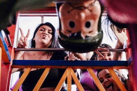 carreta furação no dia do casamento em araraquara passeia pela cidade e fotógrafa registra todos os momentos apartamento raphaela influencer em araraquara apartamento carreta furacão personagens divertimento na festa de casamento'