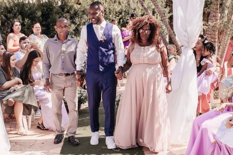 noivo entra com os pais na cerimonia de casamento'