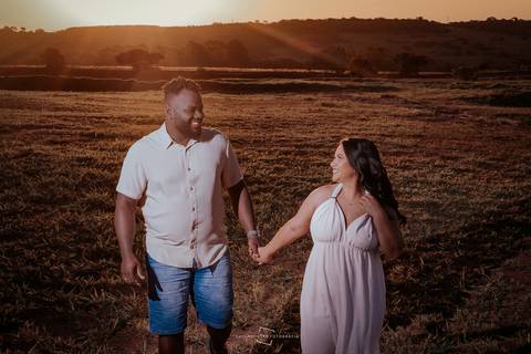 ensaio de casal no por do sol - fotografia autoral, espontânea e criativa na cidade de bauru-sp - fotografa Thais Augusto Fotografia'