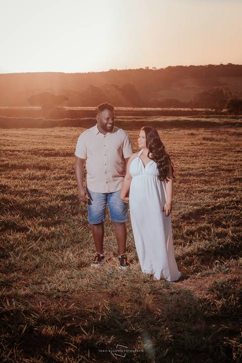 ensaio de casal no por do sol - fotografia autoral, espontânea e criativa na cidade de bauru-sp - fotografa Thais Augusto Fotografia - ensaio pré wedding'