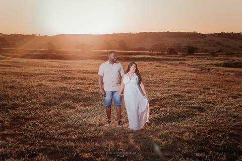 ensaio de casal no por do sol - fotografia autoral, espontânea e criativa na cidade de bauru-sp - fotografa Thais Augusto Fotografia - ensaio pré casamento '