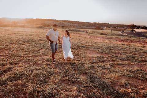 fotógrafa Thais augusto fotografia faz ensaio fotográfico de noivos no por do sol em bauru-sp'
