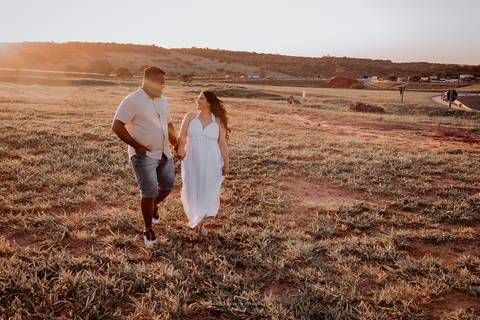 fotógrafa Thais augusto fotografia faz ensaio fotográfico de noivos no por do sol em bauru-sp'