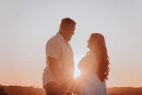 por do sol em casal no ensaio de pré casamento'