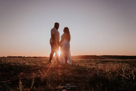 fotógrafa Thais augusto fotografia faz ensaio fotográfico de noivos no por do sol em bauru-sp'