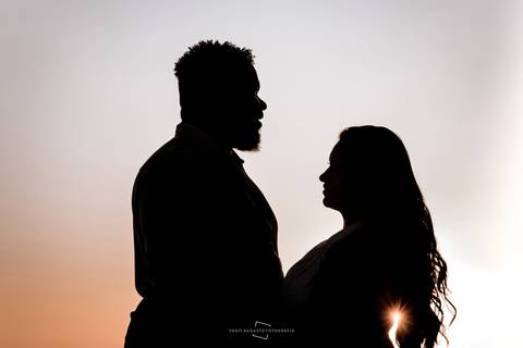 silhueta em por do sol realizado no ensaio fotografico pela thais augusto fotografia em bauru-sp'