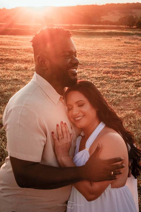 fotógrafa Thais augusto fotografia faz ensaio fotográfico de noivos no por do sol em bauru-sp'