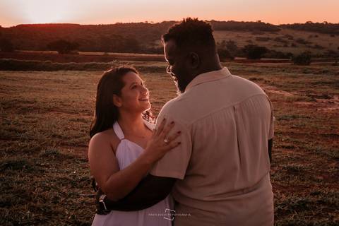 fotógrafa Thais augusto fotografia faz ensaio fotográfico de noivos no por do sol em bauru-sp'