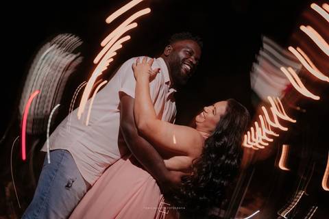 casal, ensaio fotográfico noivos em bar, movimento'