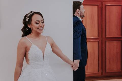 casamento cate e bruno, making of da noiva com as madrinha no salão de cabelereiro MAISON em Bauru-SP Marcelo biscalchin make e fotógrafa de casamento Thais Augusto Fotografia registra tudo de forma natural, e teve first touch entre os noivos'