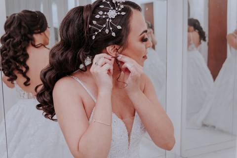 casamento cate e bruno, making of da noiva com as madrinha no salão de cabelereiro MAISON em Bauru-SP Marcelo biscalchin make e fotógrafa de casamento Thais Augusto Fotografia registra tudo de forma natural, e teve first touch entre os noivos'