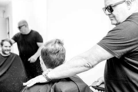 casamento cate e bruno, making of do noivo com os amigos no salão de cabelereiro e barbearia MAISON em Bauru-SP amigos curtem no making of e fotógrafa de casamento Thais Augusto Fotografia registra tudo de forma natural, espontâneo e criativa e mto amor'