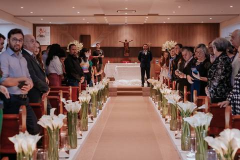 noivo a espera da entrada da noiva na igreja são cristóvão em bauru sp, visão da fotógrafa de casamento thais augusto fotografia'