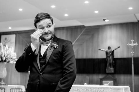 noivo a espera da entrada da noiva na igreja são cristóvão em bauru sp, visão da fotógrafa de casamento thais augusto fotografia - noivo emocionado na entrada da noiva, noivo chorando na entrada da noiva'