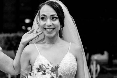 noiva recebendo carinho da mãe na entrada da igreja noiva emocionada antes da cerimônia da igreja'