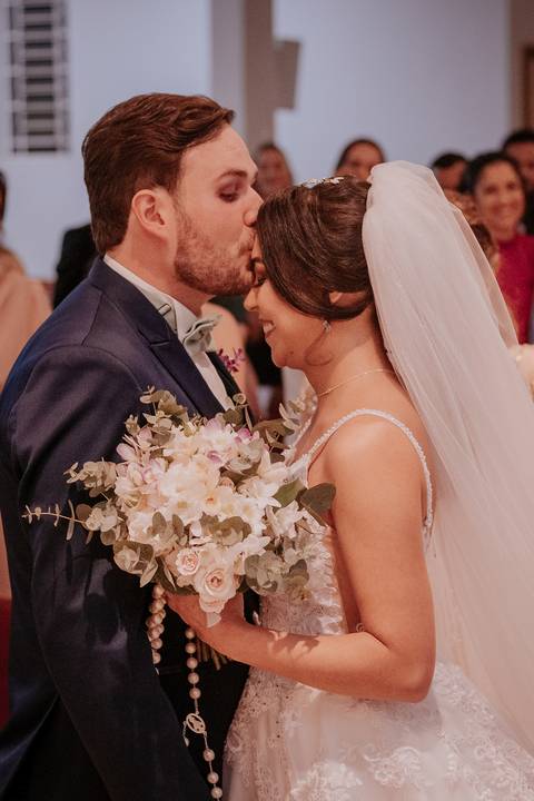 beijo do noivo na entrada da noiva'