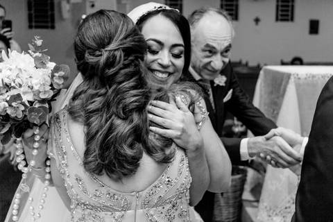 cumprimento real dos noivos com os pais da noiva emociona com fotografia feita pela thais augusto fotografa de casamento em bauru sp e região'