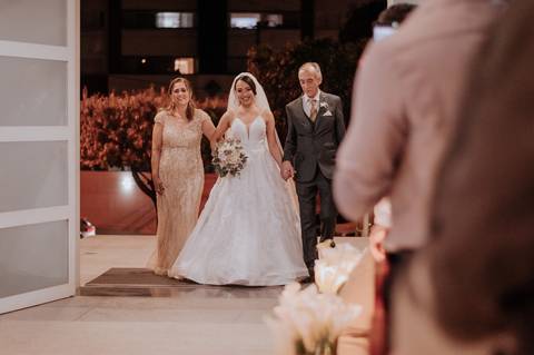 noivo emocionado na porta da igreja com a mãe, fotografa Thais augusto fotografia pegou detalhe real do acontecido no casamento igreja católica em bauru são cristóvão'