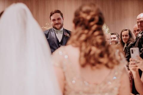 noivo emocionado na porta da igreja com a mãe, fotografa Thais augusto fotografia pegou detalhe real do acontecido no casamento igreja católica em bauru são cristóvão'