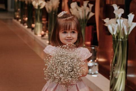 sorriso da daminha de honra entrando em casamento católico na igreja em bauru são cristóvão'